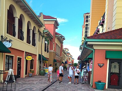 Flaniermeile, Einkaufsmöglichkeiten von Souvenirs, T-Shirts, Art, Bilder und Restaurants in Cape Harbour in Cape Coral - Florida