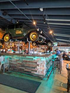 [Translate to deutsch:] Ein Oldtimer hängt an der Decke bei Fords Garage