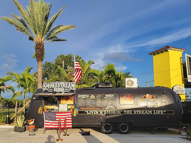 Slipaway - Food Truck Park & Marina in Cape Coral bietet einzigartiges outdoor dining und live music