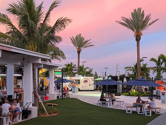 Slipaway - Food Truck Park & Marina in Cape Coral bietet einzigartiges outdoor dining und live music