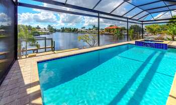 [Translate to deutsch:] Privater Pool und Spa mit traumhaften Wasserblick in der Villa Zeladace in Cape Coral - Florida