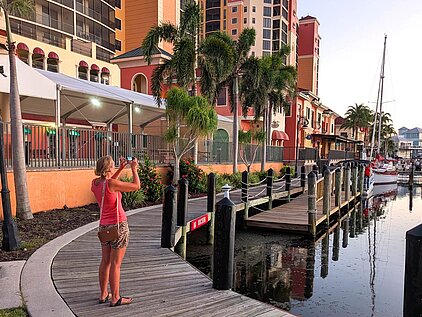 Marina mit Booten und Restaurants in Cape Harbour in Cape Coral - Florida