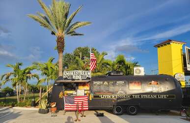 [Translate to deutsch:] Slipawy - Food Truck Park & Marina in Cape Coral bietet einzigartiges outdoor dining und live music