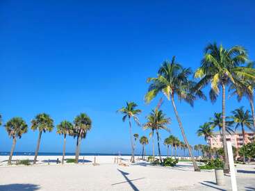 [Translate to deutsch:] Palmen, großzügiger weißer Sandstrand und tolles Meer in Fort Myers Beach