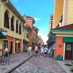 [Translate to deutsch:] Flaniermeile, Einkaufsmöglichkeiten von Souvenirs, T-Shirts, Art, Bilder und Restaurants in Cape Harbour in Cape Coral - Florida