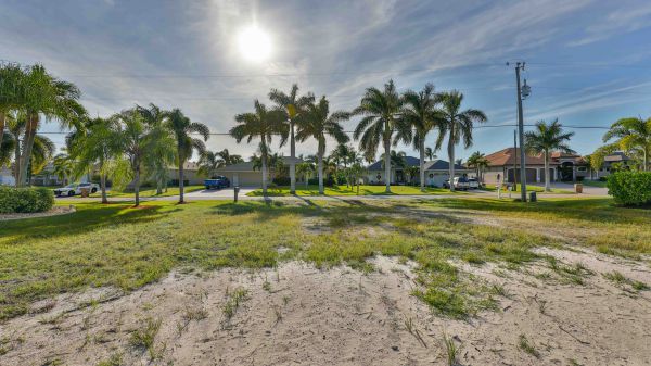 SOLD 2022: Intersecting Canal Water Views 5