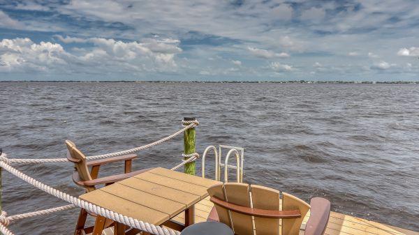 SOLD 2021: RIVER - Fast Gulf Access - Renovated 8
