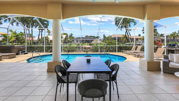 SABAL - Upscale Home in great Neighborhood 6