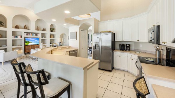 SABAL - Upscale Home in great Neighborhood 27