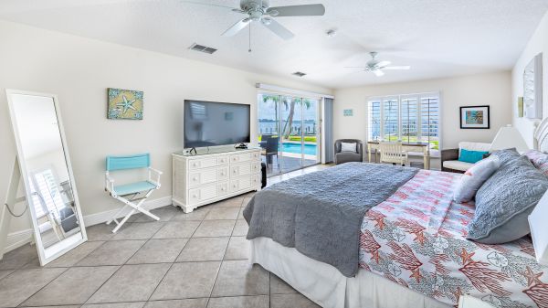 SOLD 2023: Riverfront lot in Yacht Club area - South facing 23
