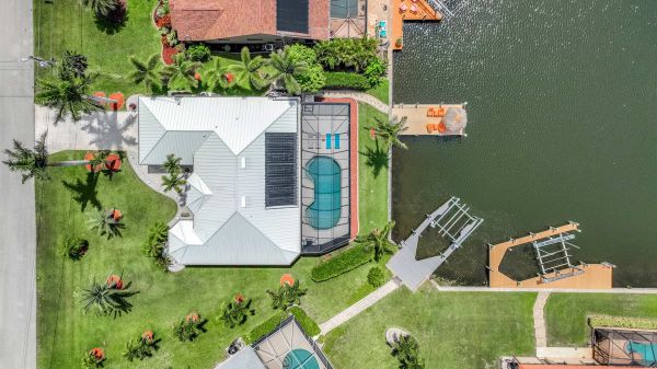 VISTA - Wide Waterview - Modern Home 32
