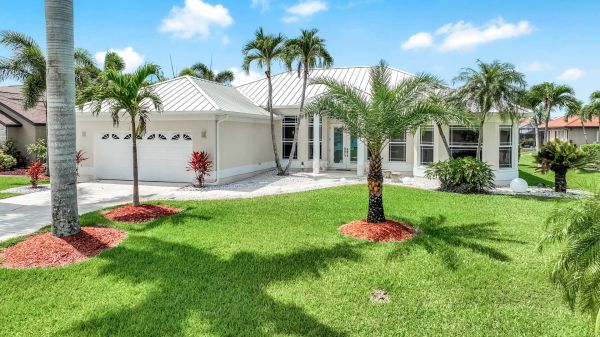 VISTA - Wide Waterview - Modern Home 35